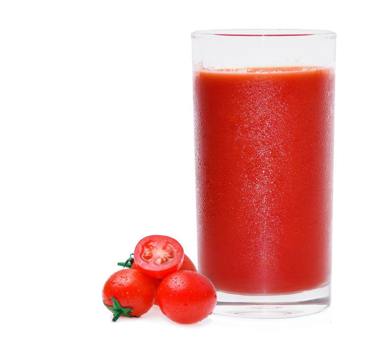 白色背景中的一杯番茄汁