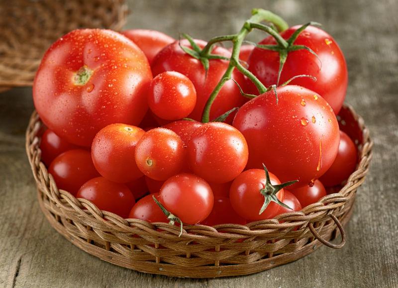 新鲜的红色西红柿放在篮子里