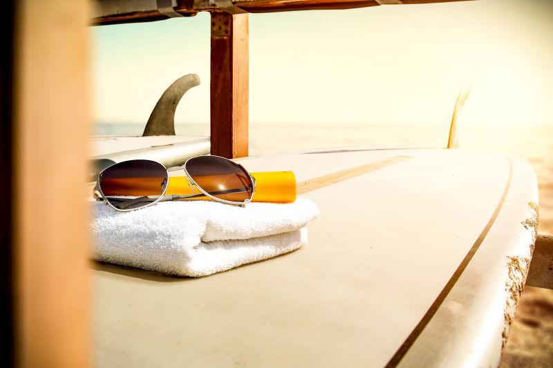 沙滩上的太阳眼镜和毛巾