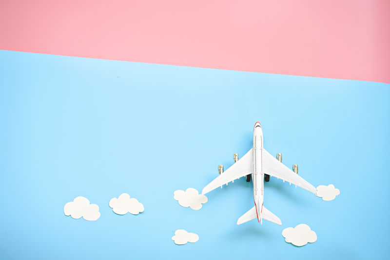 蓝色和粉色背景上的飞机模型
