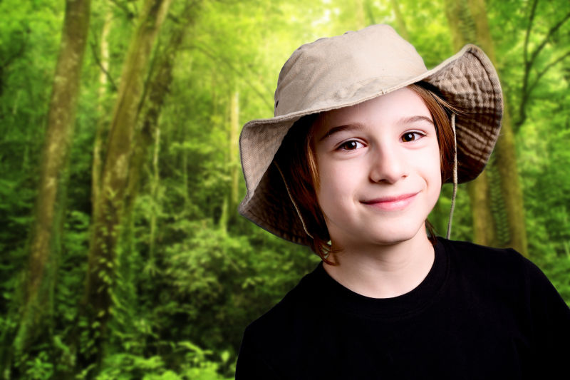 树林中戴着帽子的小男孩