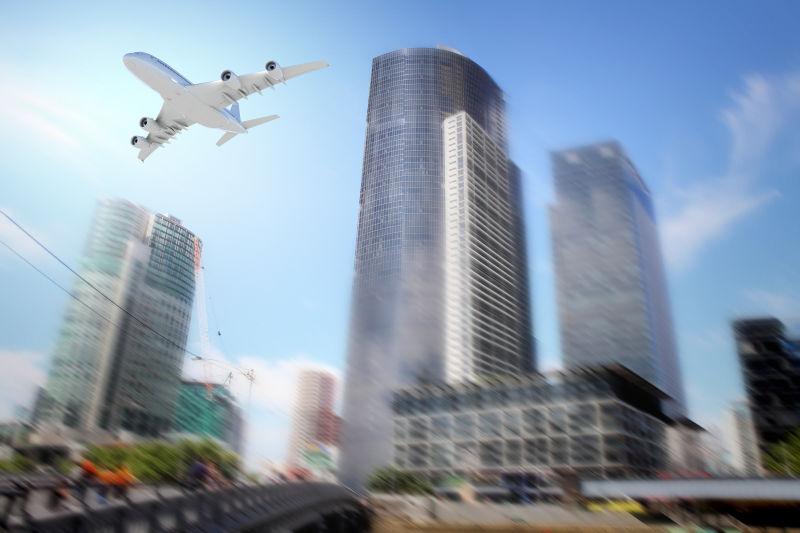 在现代城市上空高空飞行的客机
