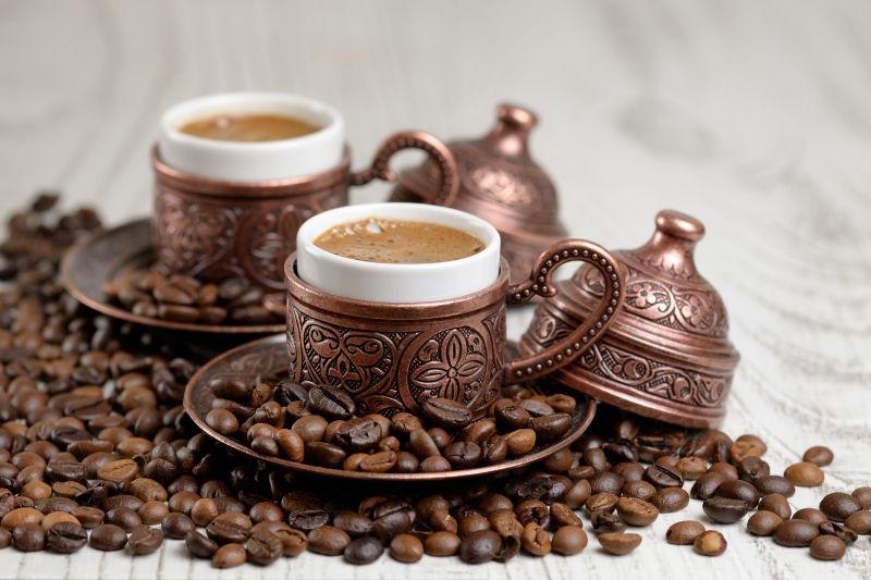 传统的土耳其咖啡杯和咖啡豆