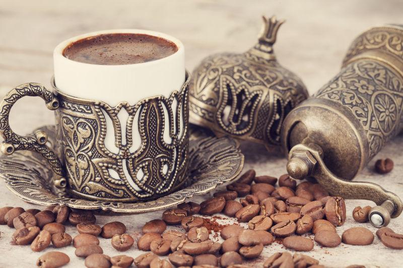 有咖啡豆的一杯土耳其咖啡
