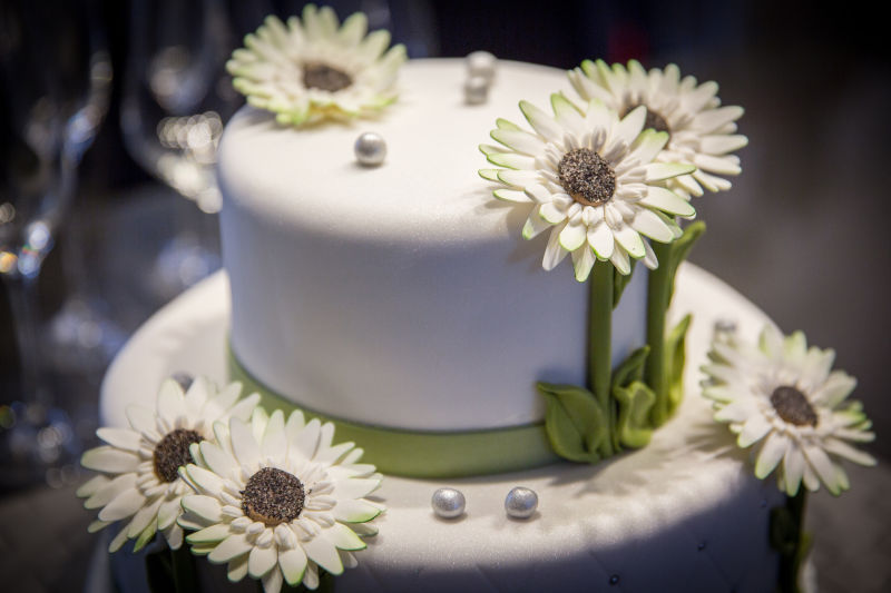 花瓣珍珠装饰的婚礼蛋糕