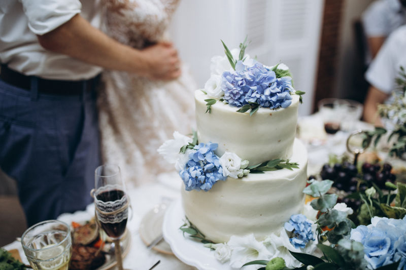 蓝白色分层婚礼蛋糕