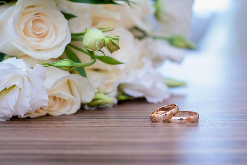 木桌上的黄金结婚戒指