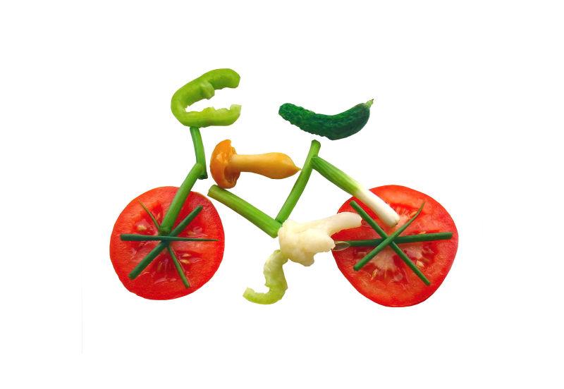 白色背景前的蔬菜自行车