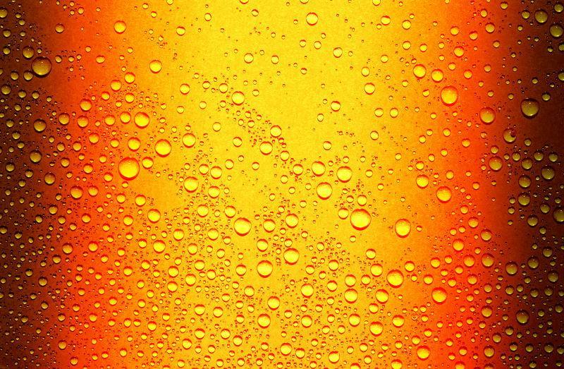 啤酒背景上的水滴