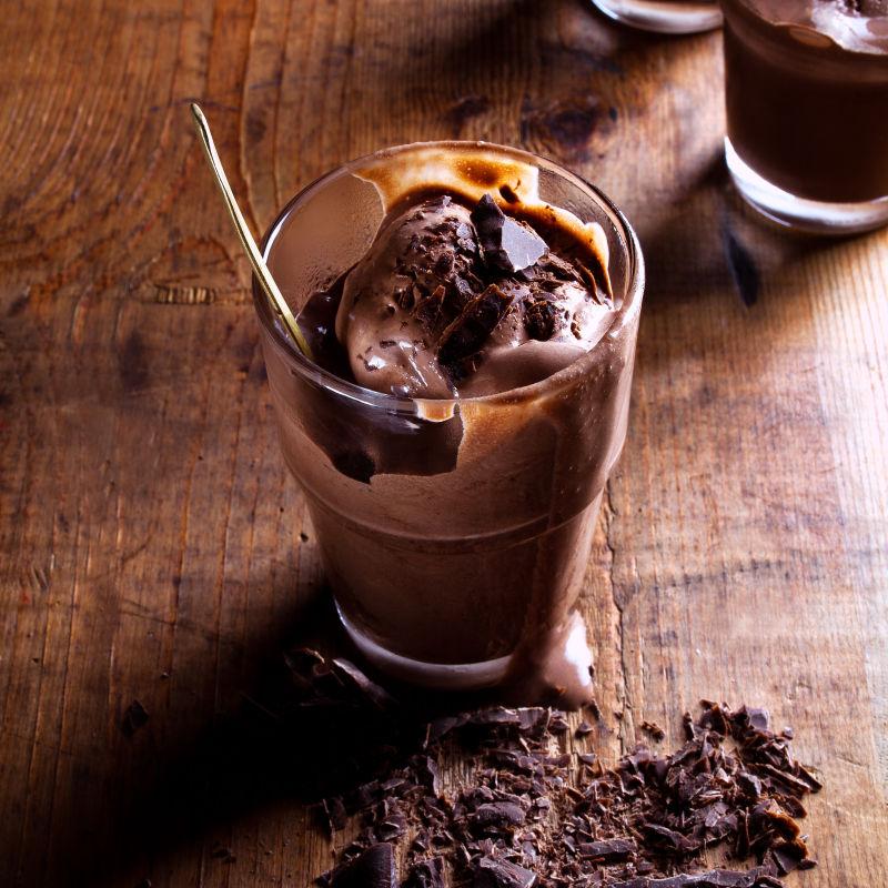 透明杯子里的巧克力冰淇淋