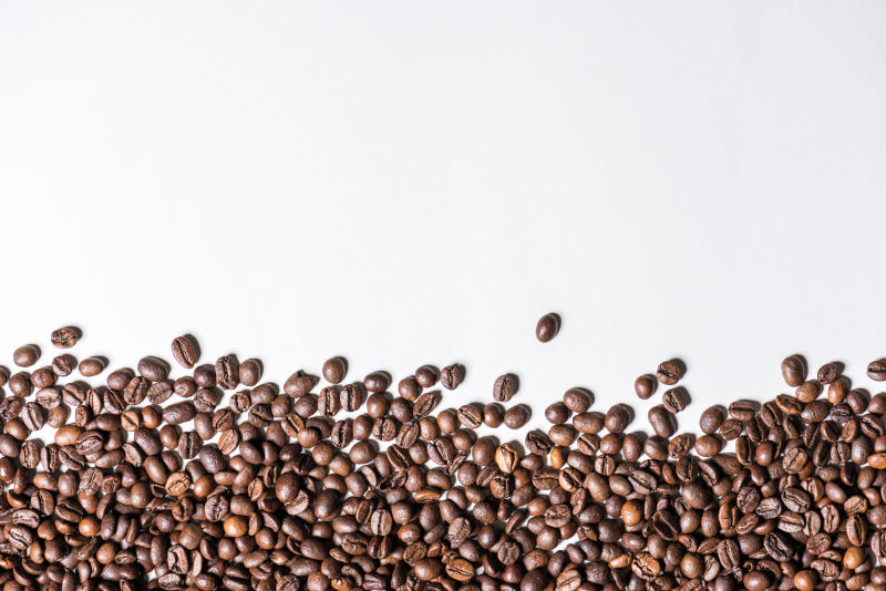 白色背景上的咖啡豆俯视图