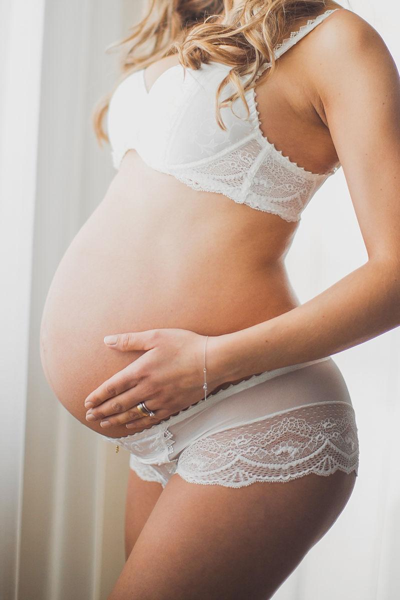 一位性感的怀孕的孕妇