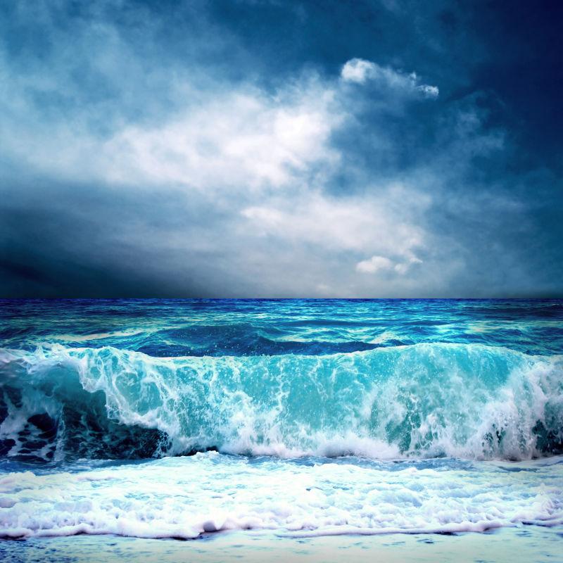 涨潮时的蓝色大海