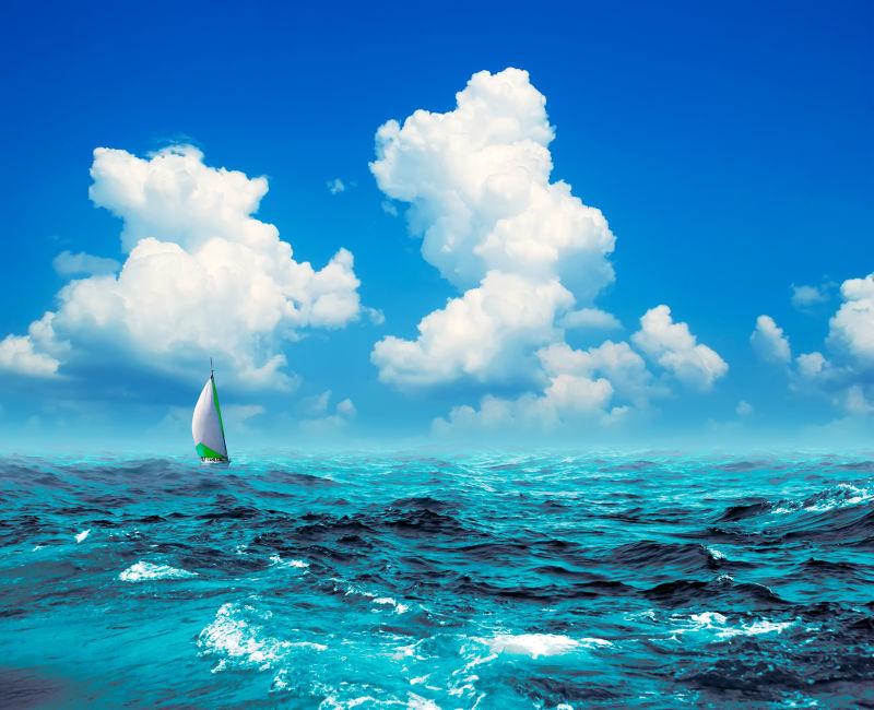 帆船行驶在蔚蓝大海上