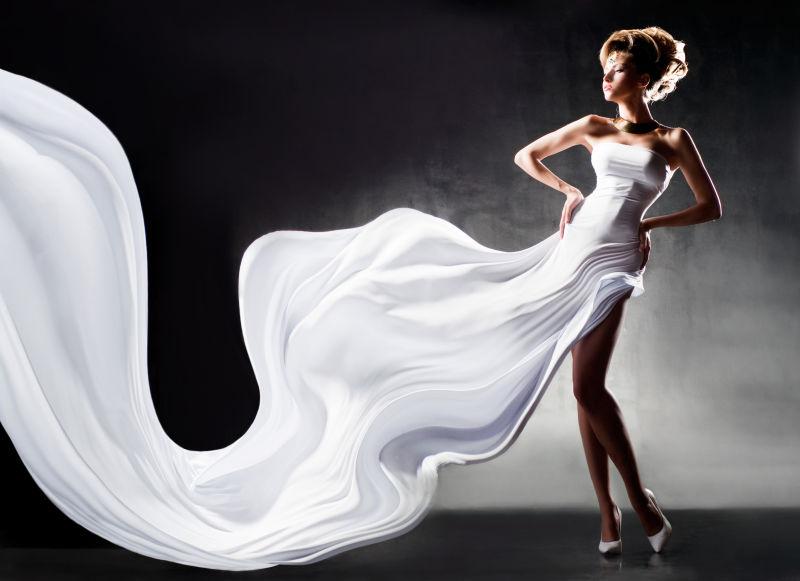 性感美女穿着白色丝绸长裙