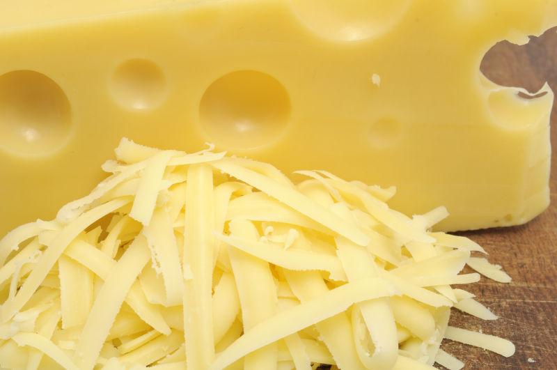 什锦奶酪被擦成条