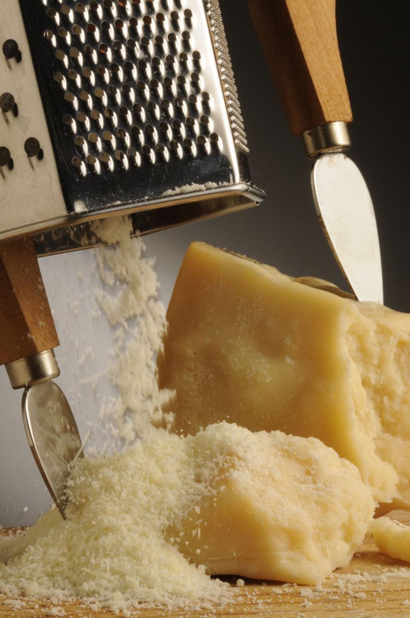 奶酪被机器做成粉末