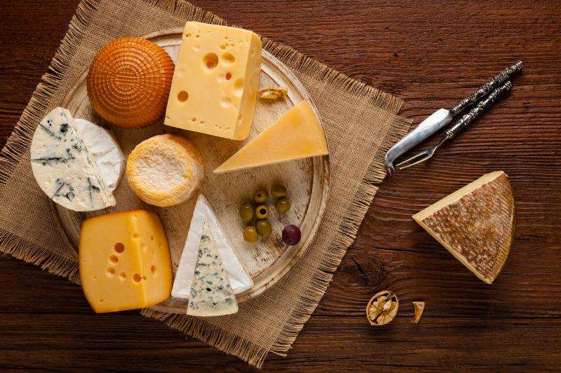 各种奶酪装在木板上