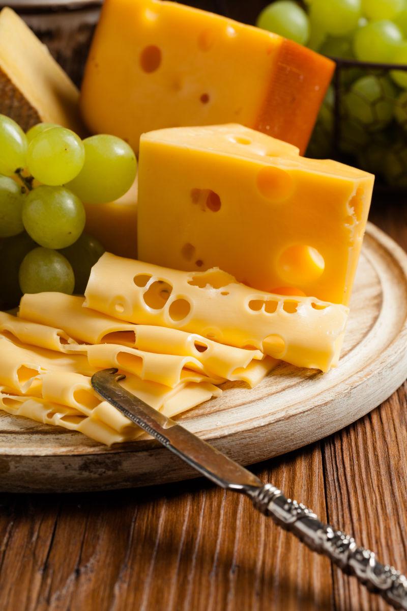 白色木板上的奶酪