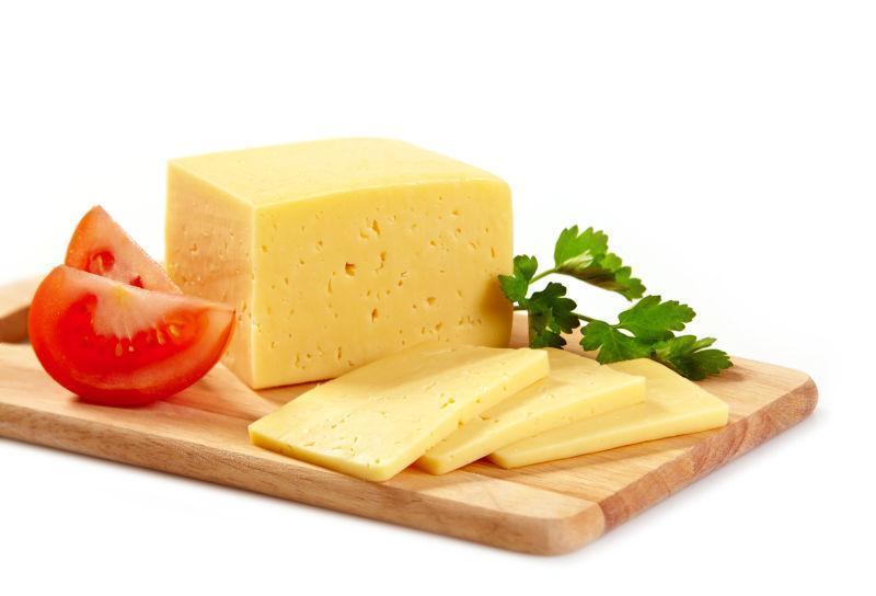 奶酪和蔬菜放在木板上