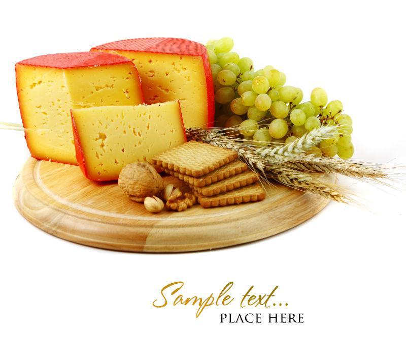 木盘上放着奶酪和水果