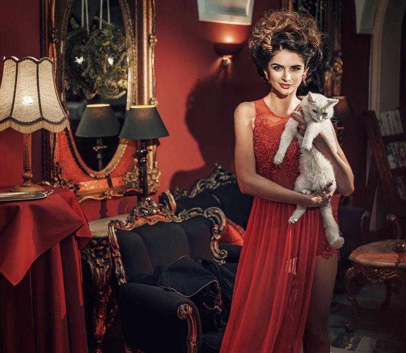 红色长裙美女抱着猫