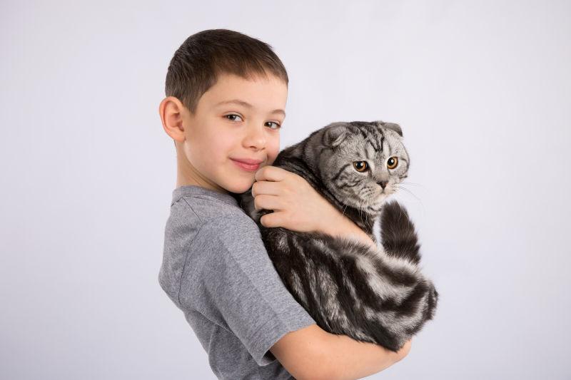 抱着宠物猫的小男孩