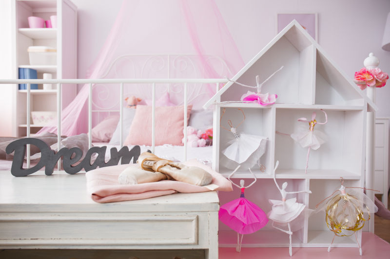 粉色主色调的可爱的婴儿房