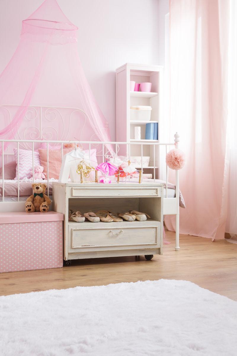 放着白色地毯芭蕾舞鞋和粉色床的女孩卧室