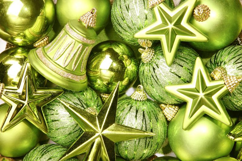 绿色的圣诞球和星星的特写镜头