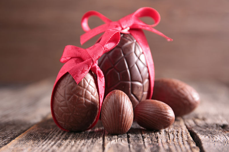 木桌上的复活节巧克力蛋