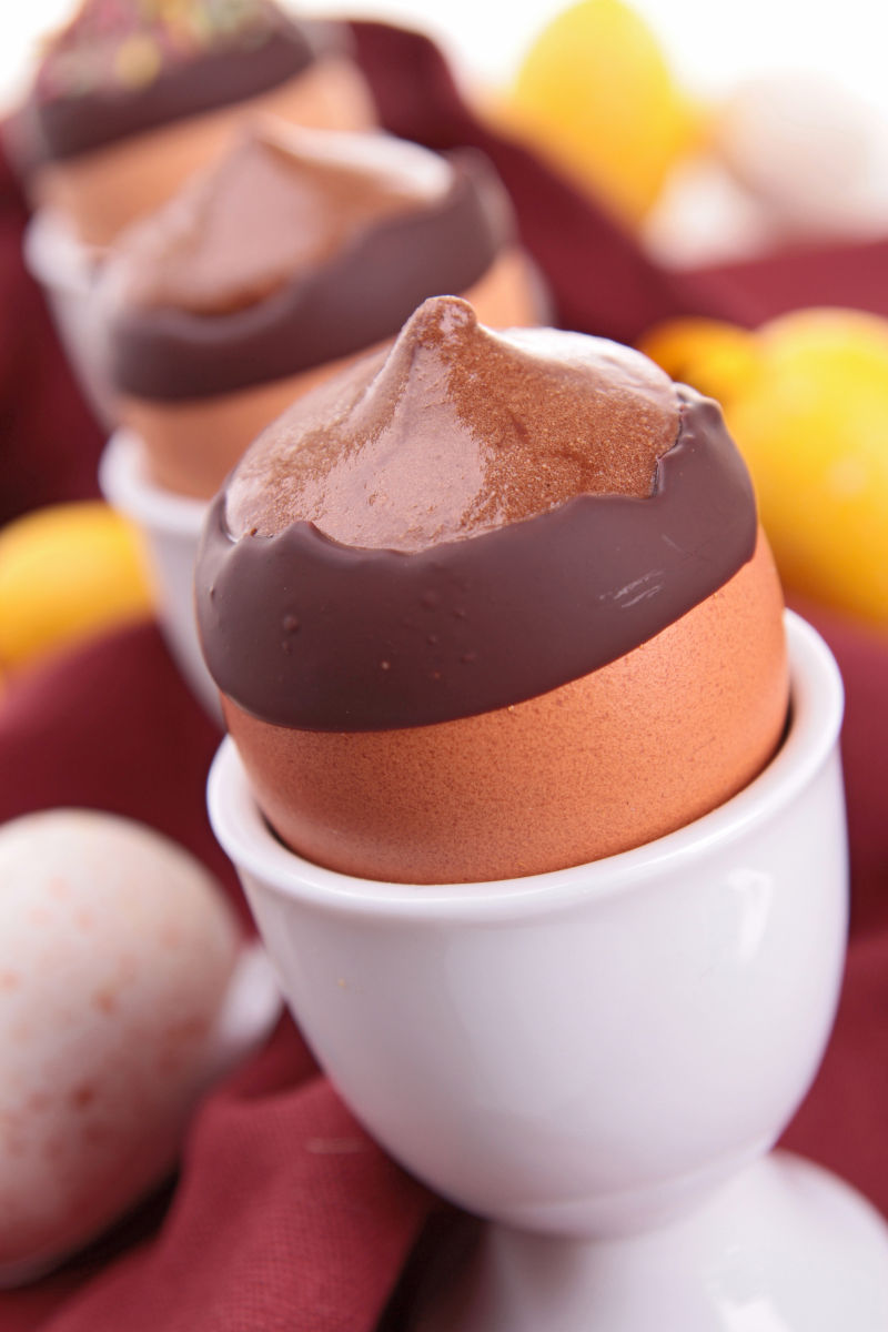 杯中的复活节巧克力彩蛋