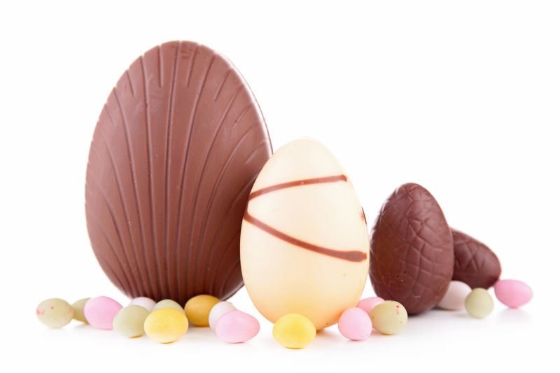 白色背景中的复活节巧克力彩蛋