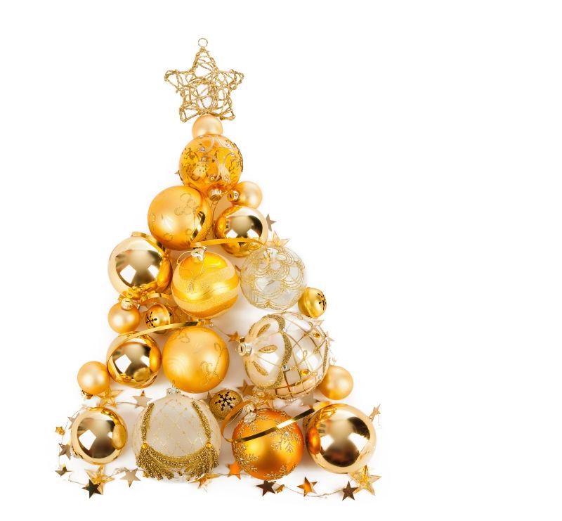 白色背景下使用金球制成的漂亮的圣诞树