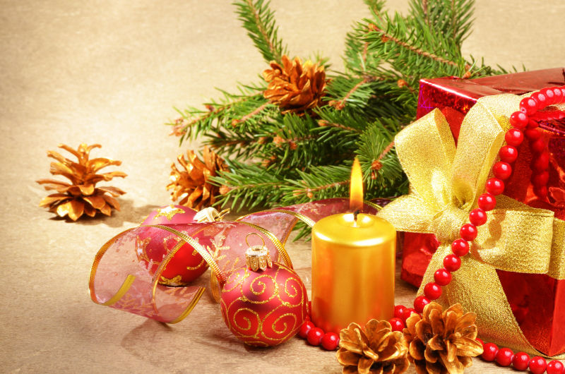圣诞有礼物和球蜡烛装饰