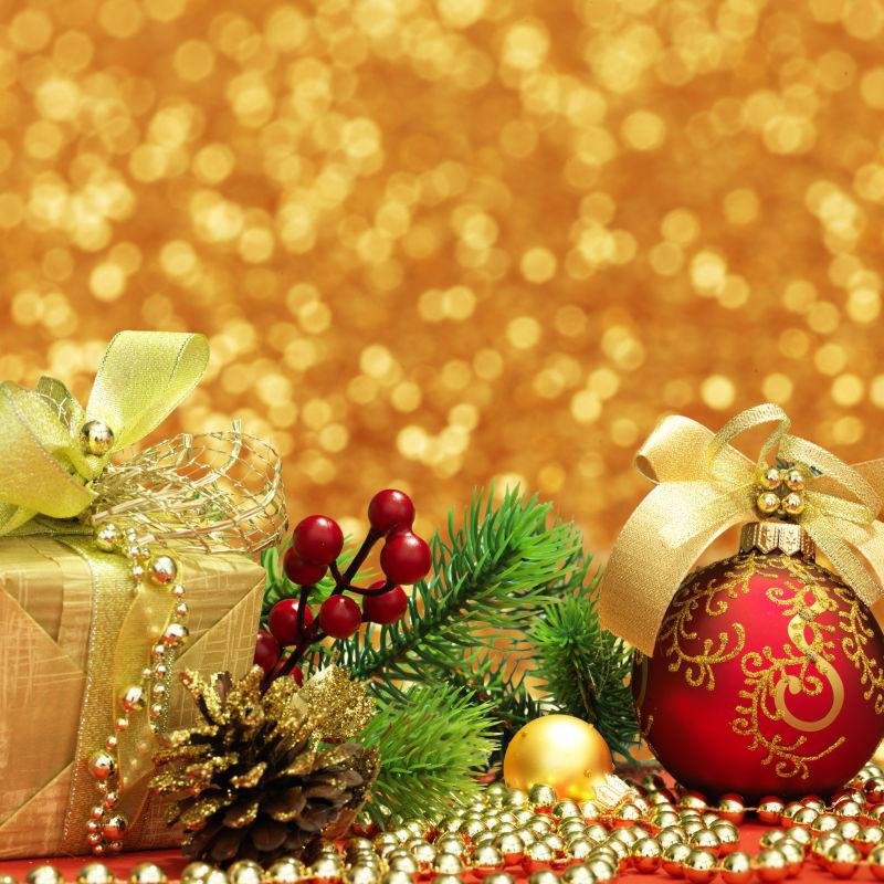 金色背景中的圣诞树和圣诞装饰