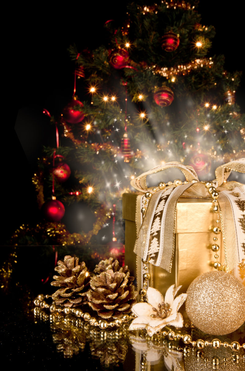 黑色背景的圣诞树与金色圣诞礼物