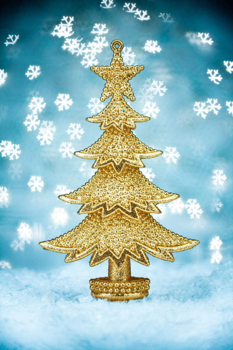 雪地里的金色圣诞树