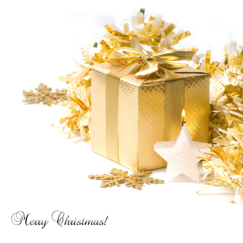 白色背景上的金色圣诞礼盒和装饰品
