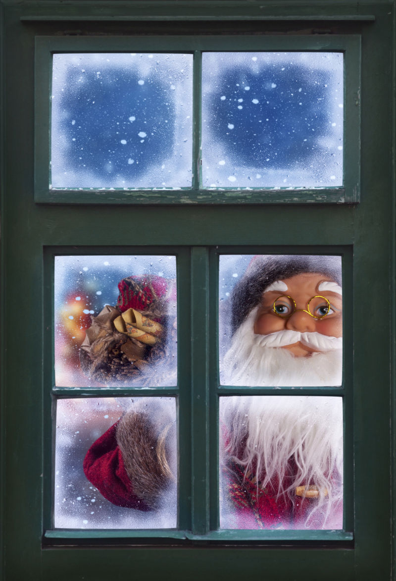 圣诞老人透过磨砂窗眺望