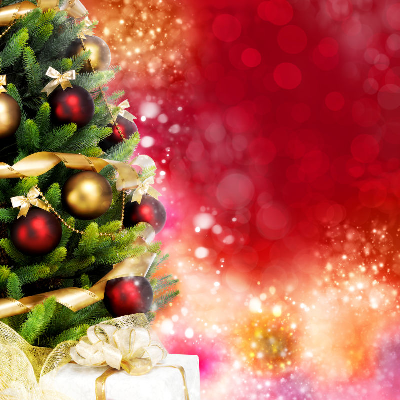 装饰精美的圣诞树上面有球缎带和花环