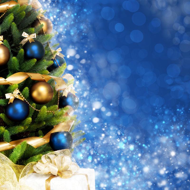 用球缎带和加拉装饰的圣诞树