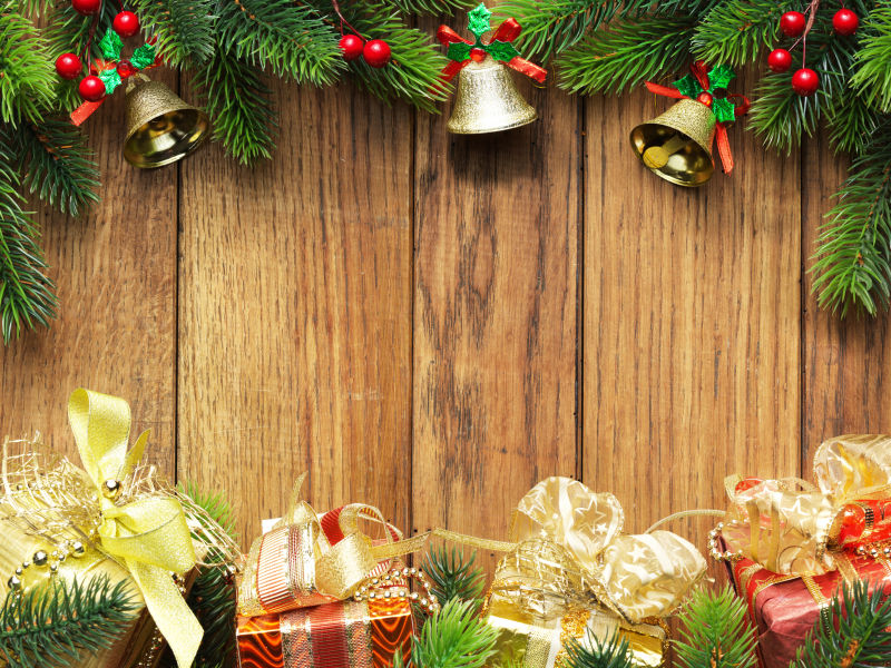 木板上圣诞装饰的圣诞枞树