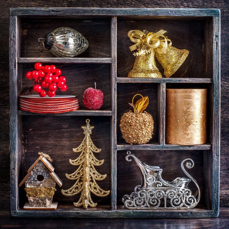 黑暗背景下的古董木箱里的圣诞装饰品