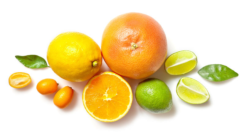 白色背景上的柠檬与橙子