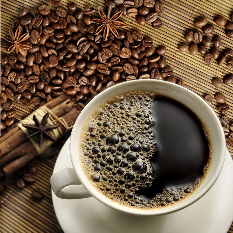 竹帘上的咖啡豆和一杯热咖啡