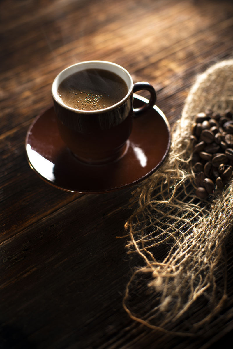 木桌上的咖啡和咖啡杯