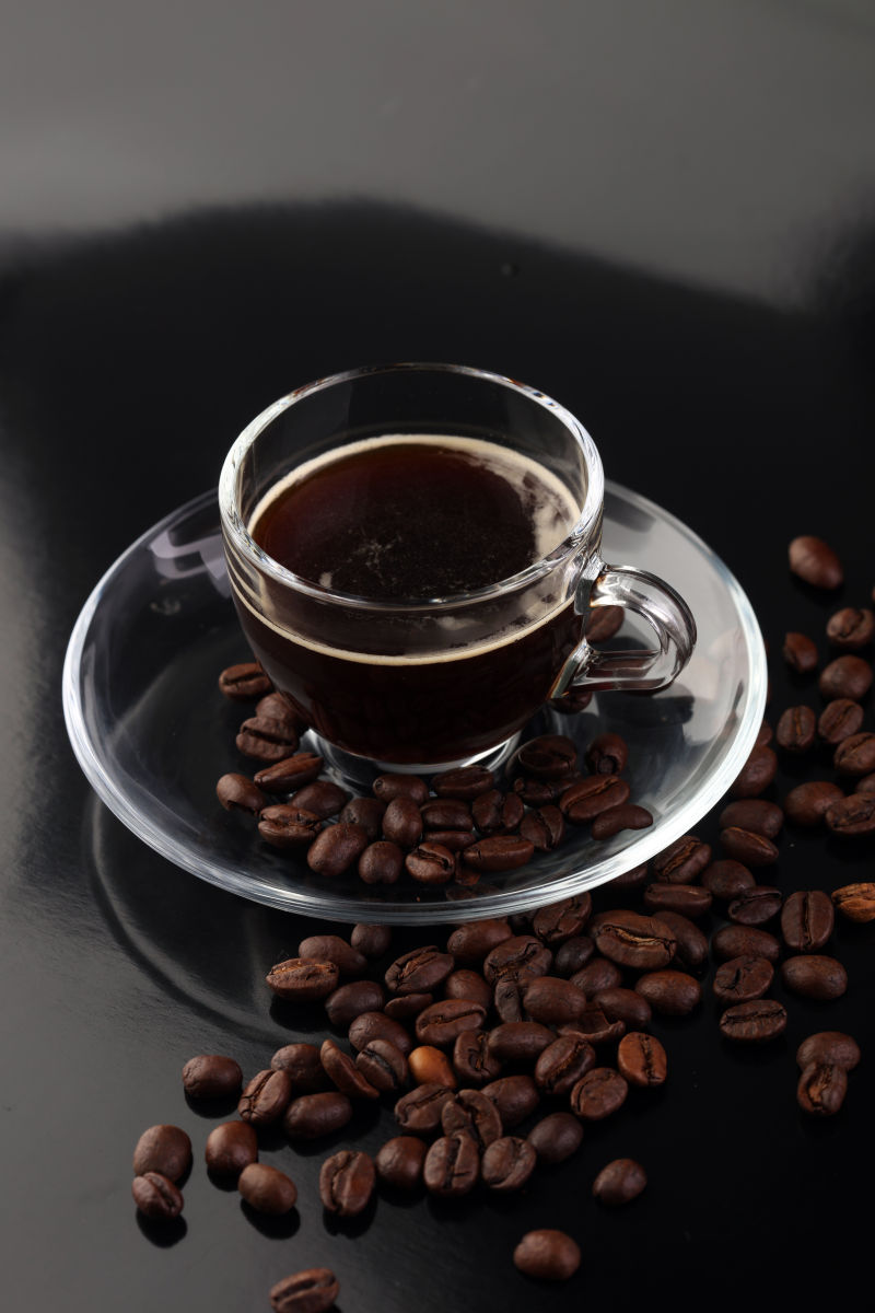 桌上的黑咖啡与咖啡豆