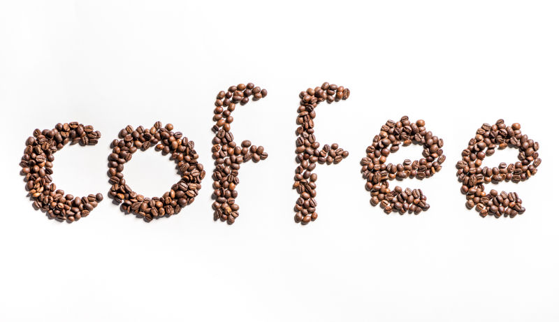 棕色咖啡豆摆成的英文字母