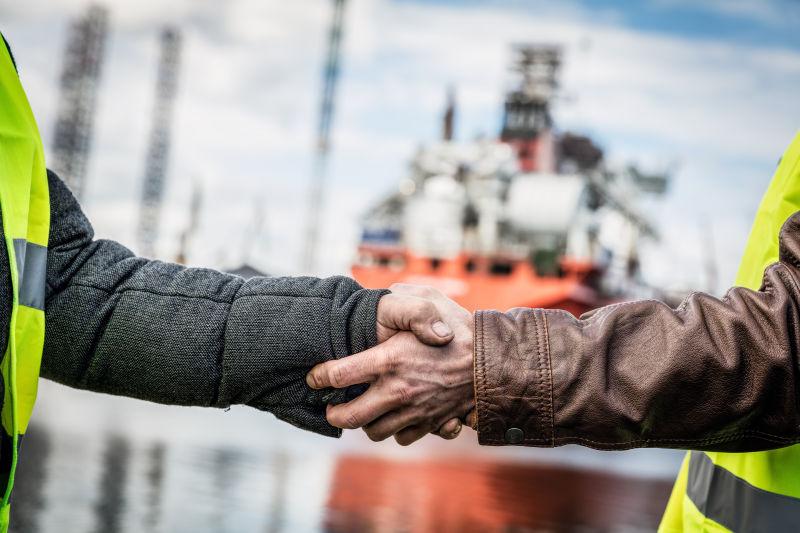 两位工程师握手完成造船业的交易
